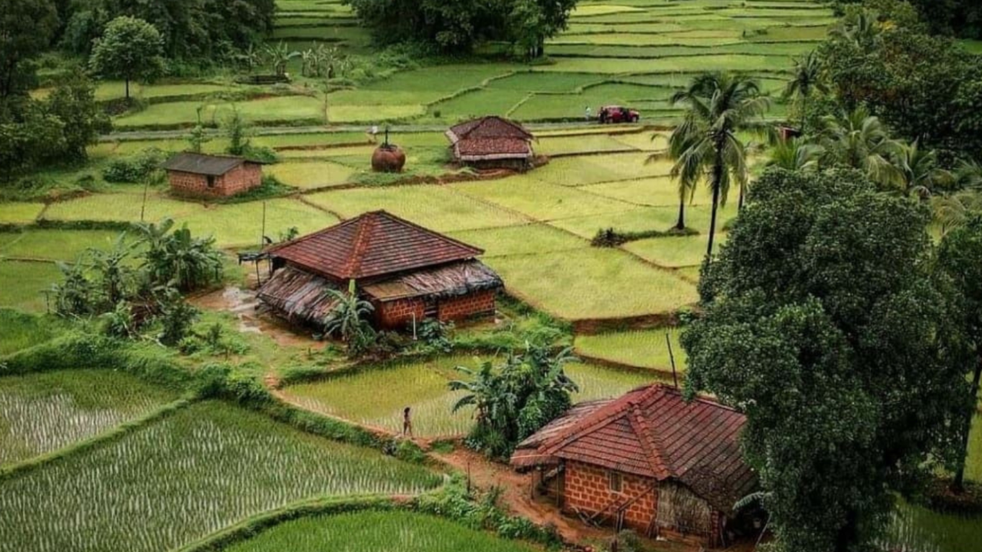 Tiled-roof Kokan family home with a welcoming courtyard